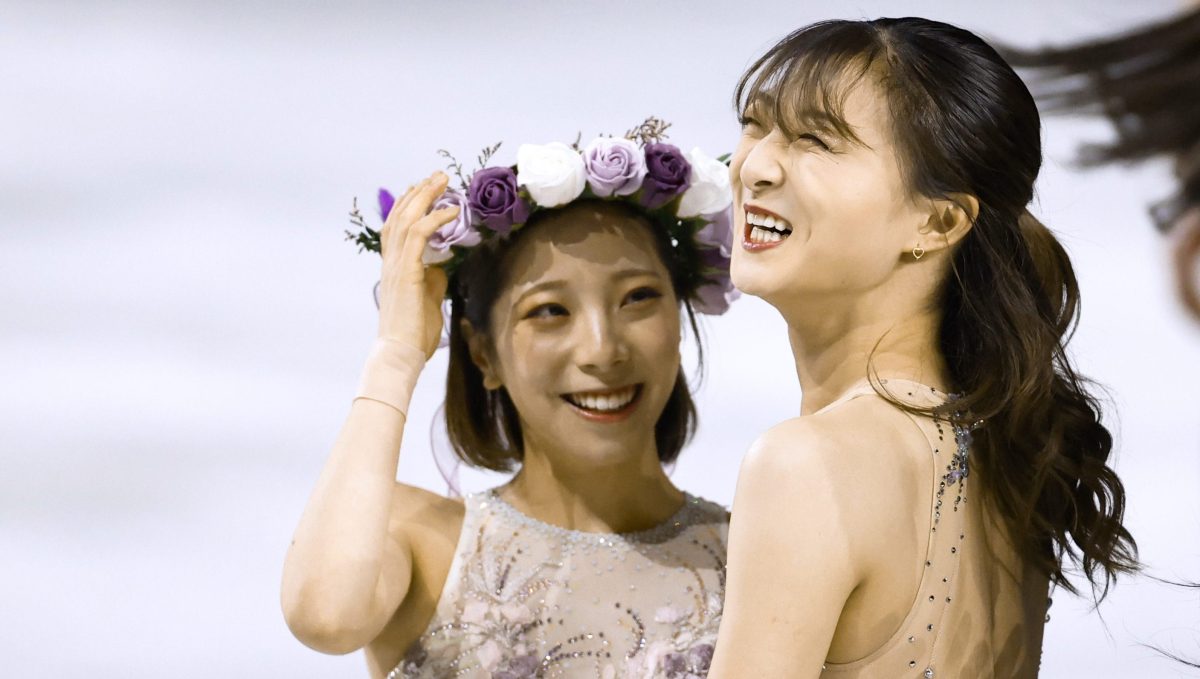 エキシビションを終え、笑顔を見せる三浦璃来（左）と坂本花織＝ミラノ（共同）