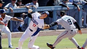 マーリンズ戦の９回、フリーマンの二ゴロでアウトになるドジャースの一走大谷。併殺で試合終了となる＝ロサンゼルス（共同）