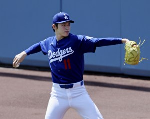 調整するドジャース・佐々木＝ロサンゼルス（共同）