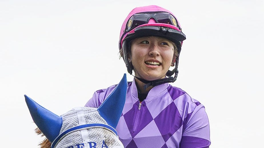 第８７回オークスでジュウリョクピエロに騎乗し優勝した今村聖奈騎手。ＪＲＡ女性ジョッキー初の３歳クラシック制覇を遂げた＝２４日、東京都府中市の東京競馬場