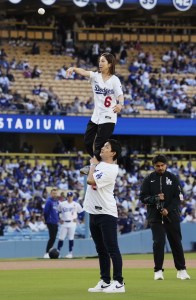 りくりゅうペアがドジャース戦で衝撃の“リフト始球式”！　「本気でエンタメやってくれた」ロバーツ監督も笑顔の神演出にファン歓喜