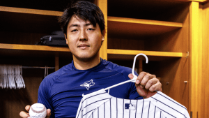 「巨人繋がりの縁」岡本和真、レジェンド選手からサイン入りユニ送られ誇らしげな笑顔　「これはヤバイ」「尊敬しちゃいます」