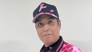 「アーイ（愛）を感じる」NPB名物審判員が全身ピンクコーデ！？　ラブリーな写真に「こんなに愛された審判おるか？w」