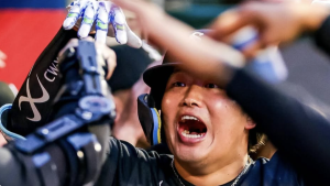 村上宗隆、ホームラン直後に見せた姿にファンほっこり　手荒い祝福に反響「日本にいる時より楽しそう」「胸がいっぱいです！」