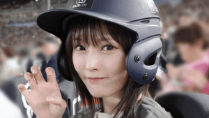 「世界一可愛い阪神ファン」のヘルメット姿に悶絶「尋常じゃない」　元NMB48メンバーが東京ドームで阪神戦観戦「息を呑む可愛さ」