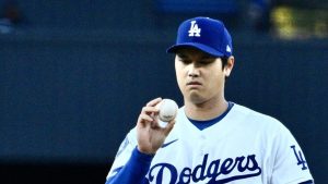 大谷翔平、掴んだ一球にとまどい？　ド軍カメラマンが激写した表情に「ボールと対話しているよう」