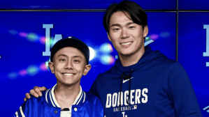 「振る舞いもメジャーリーガー」山本由伸、がん闘病の14歳少年との心温まる始球式　ファンほっこり「ものすごくいい笑顔」「最高の始球式」