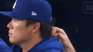 山本由伸が受けた“イタズラ”に「見て見ぬふり」の大谷翔平　「笑うのを我慢してる大谷さんの顔が」「愛されている証」