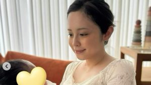 元フジ・久慈暁子アナ、赤ちゃんとの幸せ2ショット公開　夫は渡邊雄太「お母さんの顔になってる…」