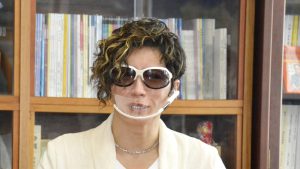 首里城への思いを語る沖縄県出身のＧＡＣＫＴさん＝２５日午後、沖縄県庁
