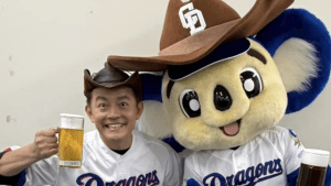 “カンパイ師匠”井戸田潤、ドラゴンズ勝利に歓喜　ドアラとの仲良しショットに「毎回来てくださーい！」「笑顔かわいい」の声