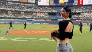 「誰？」170㎝の“腹筋美女”が京セラD降臨　始球式キャッチャーに「ルックスがパネェ」「背筋ごいすっ」