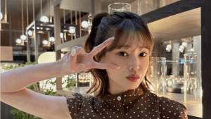 美人レースクイーン（29）、タイトなワンピ姿に反響「その方が良いと思います」「同じく」