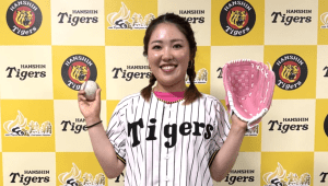 古江彩佳、甲子園でノーバン投球披露！　虎ユニ姿にファン熱狂「キャッチャーやりたかった」「さすがです」