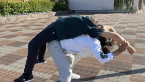 「パパが羨ましい」　菅沼菜々、父親とストレッチをする“乗っかり”オフショットに反響　「身体が、柔らかいですね〜！」「素敵な時間」
