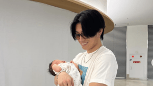 上田綺世、自身の子ども抱えてほほ笑む“パパ”ショット公開 「育児ガンバレよ」「かわいすぎる」
