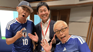 涙の代表発表から一夜、森保監督が早朝ラジオにサプライズ登場！　木梨憲武＆所ジョージとのショットに「こんな笑顔見たことない」「旬過ぎてびっくり」