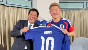 堂安律、さんまと「10番」に白い歯見せる　W杯直前の豪華再会に「たまらなく最高」「さんまさん嬉しそうｗ」