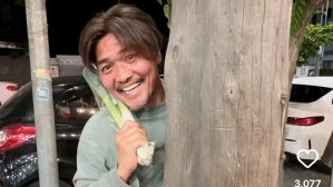 大久保嘉人、海外移住先でまさかの“奇行”　ネギを担ぐ謎のハイテンションに「お笑い転向ですか」とファン爆笑