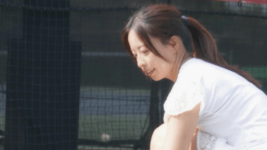 「見えそうで見えない」園田彩乃、“美脚”あらわミニスカで球拾いをする様子にドキッ！　「可愛すぎる」「拡大した」
