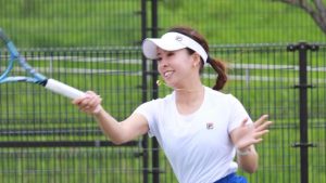 園田彩乃、太ももあらわなショーパン×白の半袖姿　GWの爽やかスマイルに喝采「めっちゃ楽しそう」