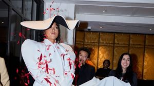 大坂なおみ、純白ガウン脱ぎメットガラ騒然…　舞台裏ではパック寿司も楽しむ「ほんまに愛してる」「ルックかっけー！」