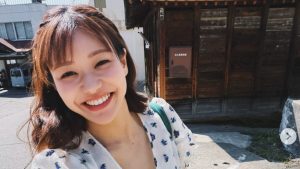 元ロコ・ソラーレ吉田知那美、半袖ブラウスで温泉街を散策　プライベート感あふれる笑顔に「めっちゃ可愛い」