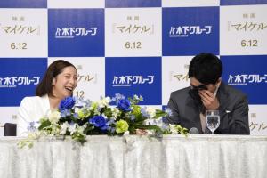 引退記者会見の開始直後に感極まる木原龍一（右）と笑顔の三浦璃来＝２８日、東京都内のホテル
