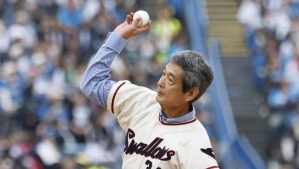 始球式を務めた金田正一さんの息子で俳優の賢一さん＝神宮