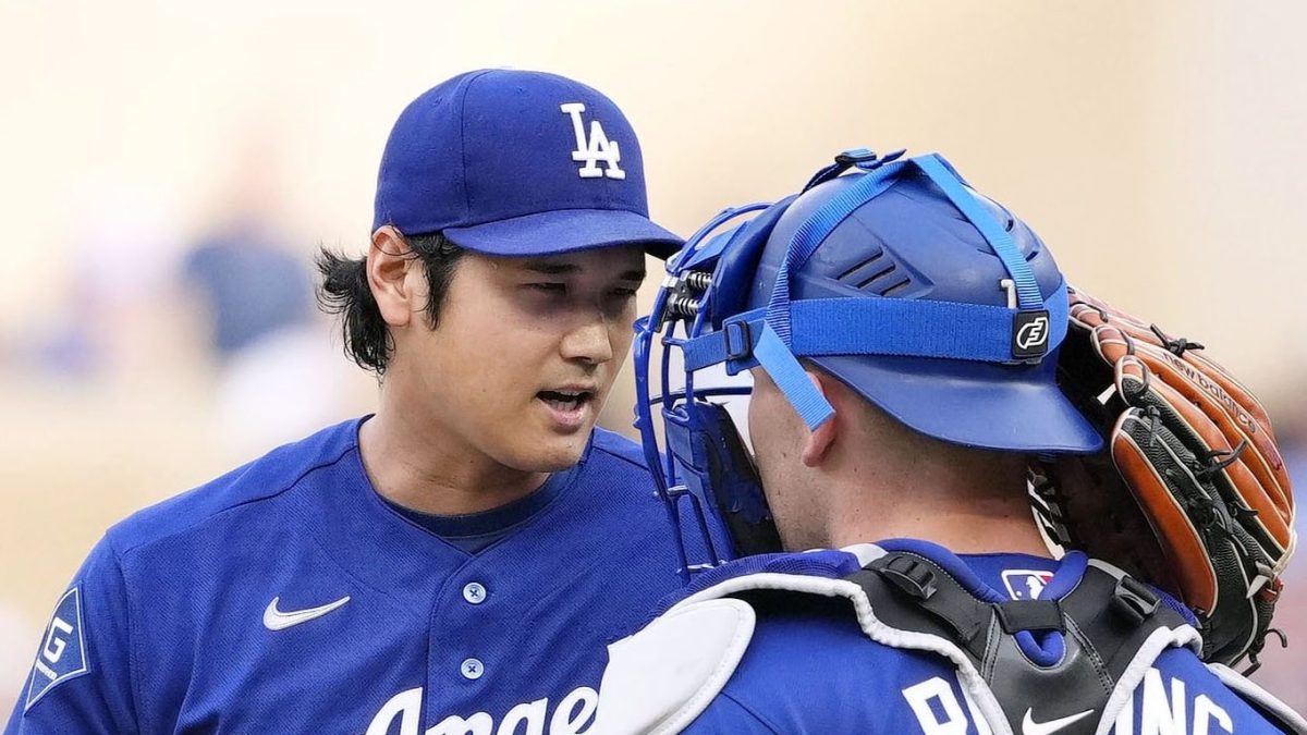 ツインズ戦の２回、マウンドで捕手ラッシングと話すドジャース・大谷＝ミネアポリス（共同）