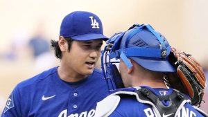 ツインズ戦の２回、マウンドで捕手ラッシングと話すドジャース・大谷＝ミネアポリス（共同）
