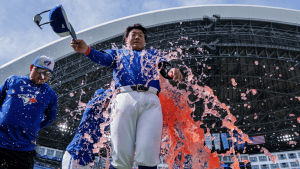 岡本和真、赤いウォーターシャワーで豪快祝福　びしょ濡れ姿に「芸術的」「たくさん浴びて～！」