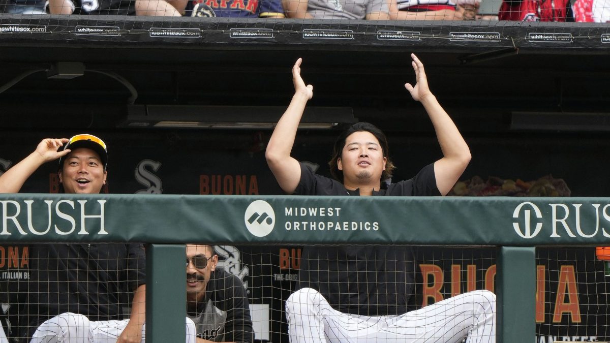 反応する村上 米大リーグ・村上 　７回、ドジャース・大谷が打ったファウルに、大げさに反応するホワイトソックス・村上（右）＝シカゴ（共同）