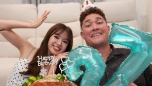 巨人リチャード、元アイドル妻に超巨大ハンバーグをおねだり！　誕生日の夫婦ラブラブショットに「最高」の声
