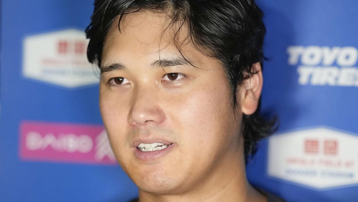 取材対応の大谷選手 大谷選手、第２子は男児 　試合後、取材に応じる米大リーグ、ドジャースの大谷翔平選手。誕生した第２子が男児だったことを明らかにした＝２４日、ミネアポリス（共同）