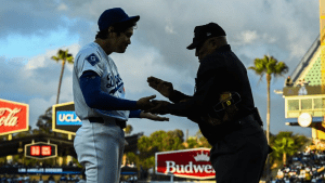 大谷翔平、審判とケーキをこねる？　球団カメラマンの絶妙ツッコミに「手遊びをしているよう」「That’s a great caption!」