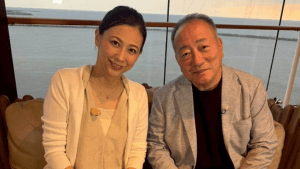 高木豊のモデル妻、船上から仲良しショットで“報告”　「クルーズラブラブ」「素敵なツーショット」