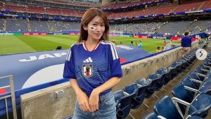 元NHK中川安奈アナ、思わず感涙…サッカーW杯を美脚ショーパン姿で現地応援「またネットニュースになる」「ぶち可愛い」