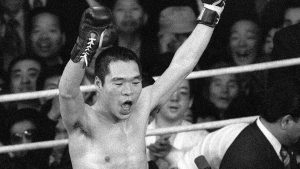 ＷＢＣ世界ライト級王座に就き喜ぶガッツ石松＝１９７４年４月、東京・日大講堂