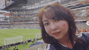 「めちゃくちゃいいお席」W杯を“ゴール裏”特等席で満喫したベテラン女性芸人　息子との写真も投稿