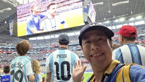 M-1歴代王者、メッシを目の前に大興奮！　W杯の歴史的瞬間に立ち会った“証拠写真”に「羨ましい」の声続出