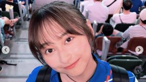影山優佳、黒ミニスカ×W杯復刻ユニ姿にファン釘付け「サッカー界の女神」「可愛すぎるだろ！！！」
