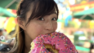 柔道・角田夏実、“巨大ドーナツ”を豪快ガブリ！　衝撃のアメリカンサイズに騒然「でか！！」「身体にわるそぉ～～～」