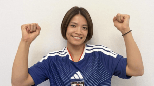 「可愛すぎる」阿部詩、キュートなW杯“全力応援”スタイル披露　日本代表ユニ姿に「柔道着じゃなくてもお似合い」