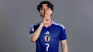 三苫薫の「7」継いだ田中碧、定番“シーッ”ポーズでリスペクト捧げる「感慨深い」「三笘の気持ちと一緒に闘って」