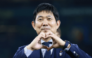 「守りたいこの笑顔」森保監督、代表戦で“ハートマーク”掲げる　笑顔の1枚に「名将、ハートを描きがち」「これ、待ち受けにしてます」