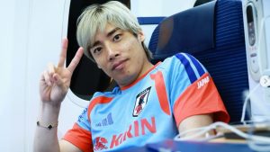 伊東純也、チャーター機内で余裕顔ピース「純也君がさりげなく着けてるのは…」手首に光る高級アクセにも注目