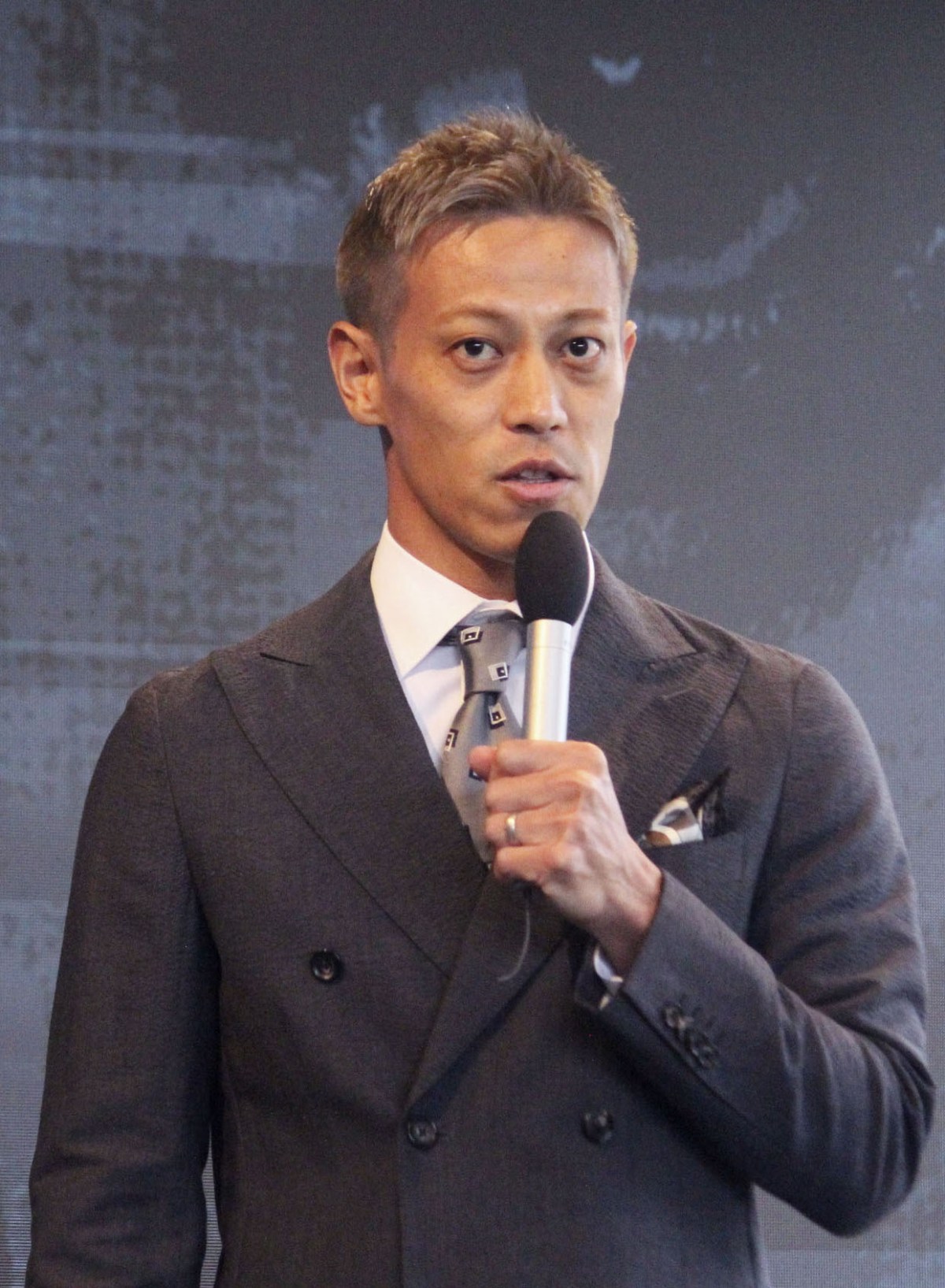 新ブランドを立ち上げ、記者会見するサッカー元日本代表の本田圭佑＝１３日、東京都渋谷区
