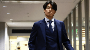 「ランウェイみたい」森保ジャパン、ダンヒルのスーツ姿にファン熱狂　空港内を歩く姿が「モデルも顔負け」「かっこよすぎ」