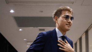 「最強カッコ良い！」　堂安律、W杯移動で見せた高級バッグ手にした近影にファン興奮　「オーラがすご」「今回もぶちかましたれ」